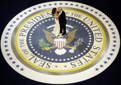 El presidente, Donald Trump, baila con la primera dama, Melania Trump,  durante el Baile Inaugural de Saludo a las Fuerzas Armadas en Washington, el 20 de enero de 2017. 