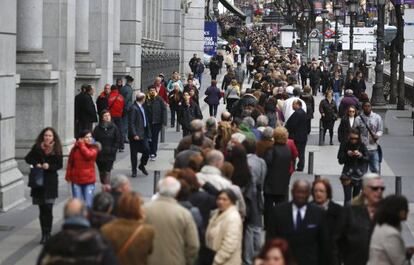 Cientos de personas hacen cola hoy en las inmediaciones del Congreso .