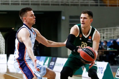 Nedovic intenta evitar la defensa de Hermannsson en el Panathinaikos-Valencia.