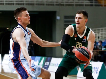 Nedovic intenta evitar la defensa de Hermannsson en el Panathinaikos-Valencia.