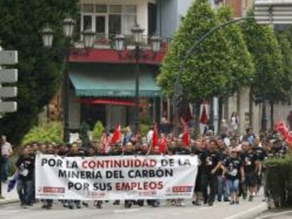 Mineros protestan en las calles de Oviedo por los recortes en el sector del carbón. EFE/Archivo