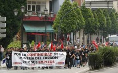 Mineros protestan en las calles de Oviedo por los recortes en el sector del carbón. EFE/Archivo