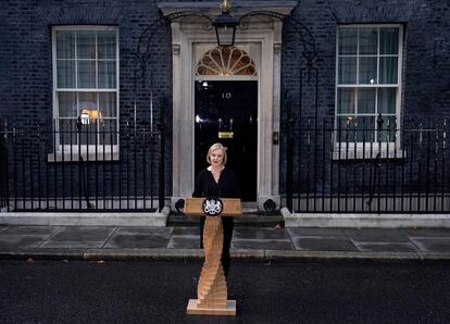 Liz Truss, frente al 10 de Downing Street, en Londres.