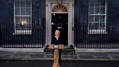 Liz Truss, frente al 10 de Downing Street, en Londres.