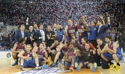 Jugadores y cuerpo tecnico del Barça celebran la victoria.