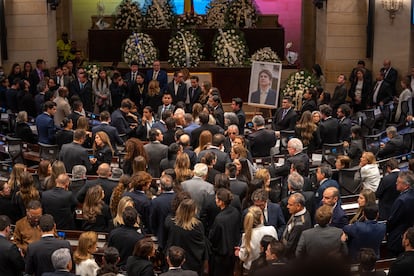 Funcionarios del Gobierno se reunieron en una ceremonia en memoria del senador fallecido este lunes en Bogotá. El martes seguirá la cámara ardiente y el miércoles serán las exequias en la catedral primada.