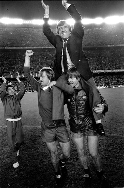 Terry Venables, el entrenador del Barcelona, es llevado a hombros por Migueli (d), y Clos (i), ante la atenta mirada de un niño, Josep Guardiola, tras ganar el partido de vuelta de la semifinal de la Copa de Europa, frente al Goteborg. 16/04/1986
FOTO: Antonio Espejo