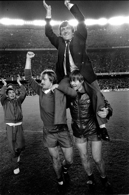 Terry Venables, el entrenador del Barcelona, es llevado a hombros por Migueli (d), y Clos (i), ante la atenta mirada de un niño, Josep Guardiola, tras ganar el partido de vuelta de la semifinal de la Copa de Europa, frente al Goteborg. 16/04/1986
FOTO: Antonio Espejo