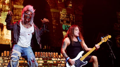 La mascota de Iron Maiden, Eddie, y el líder del grupo, Steve Harris, en un concierto del grupo inglés en Mánchester el pasado 22 de junio. 