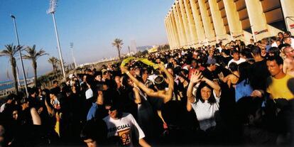 Miles de extranjeros viajan a Barcelona para disfrutar de las sesiones de d&iacute;a y de noche del festival. Representan el 55% de los asistentes. En la imagen, el p&uacute;blico baila durante el S&oacute;nar en 1999.