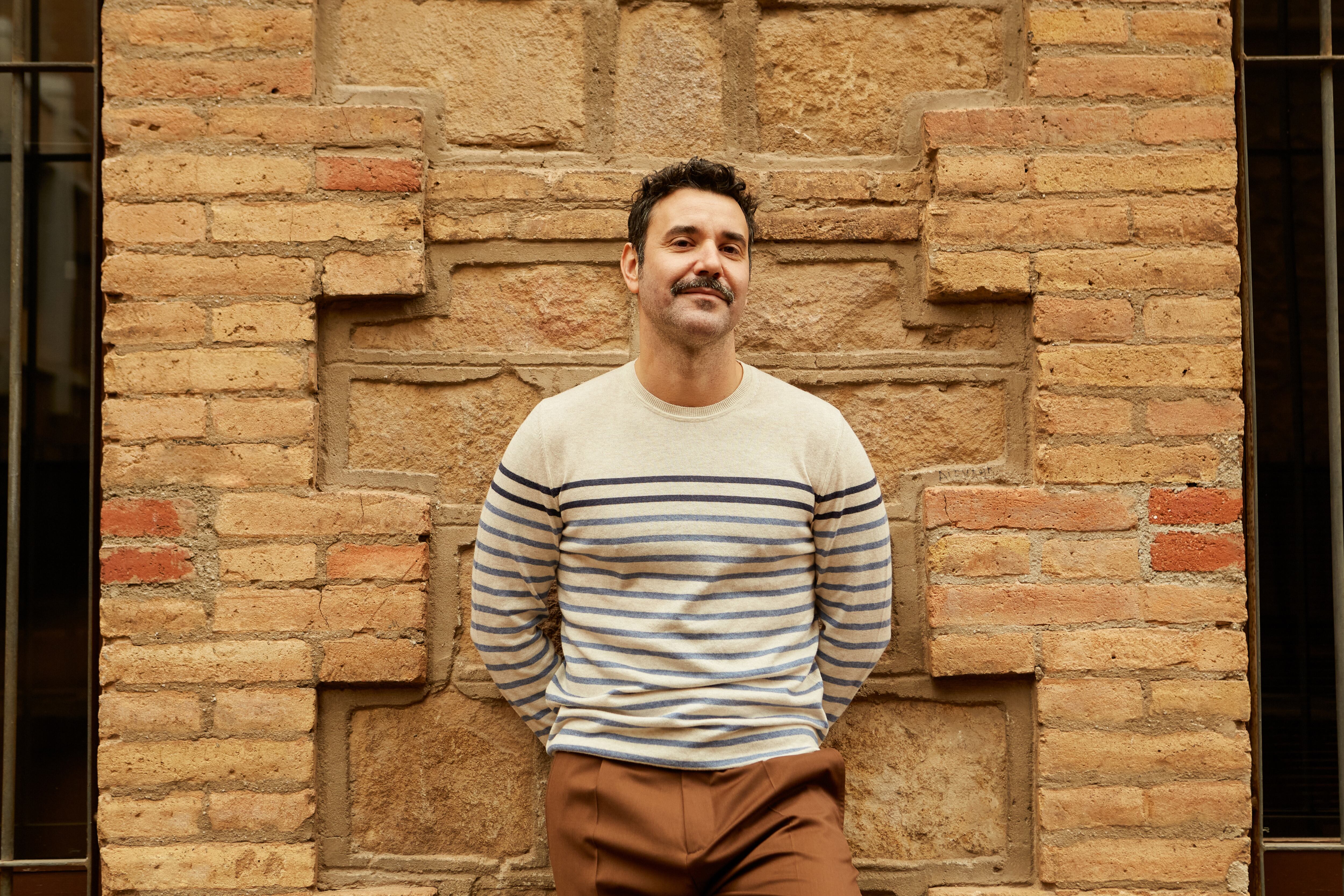 Miquel Hernández forma parte del reparto de 'El Nudo', que se puede ver en Antena 3 y HBO, y de 'Adú', la película con más nominaciones a los Goya este año.