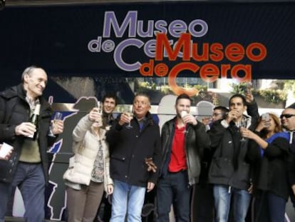 los trabajadores del Museo de Cera celebran el Gordo. 