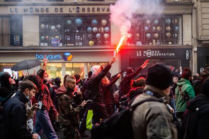 Protesta en París el viernes tras decidir el Consejo Constitucional que avalaba la reforma de las pensiones de Macron.