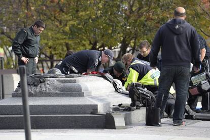 Personal sanitario de emergencia atiende al soldado herido durante el tiroteo.