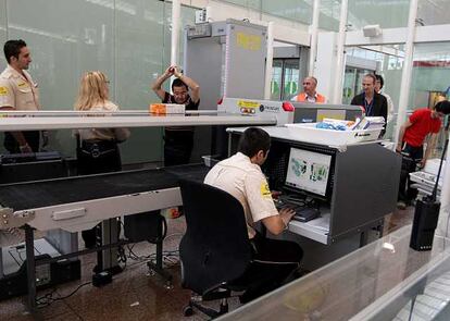 Un grupo de viajeros prueba el control a pocas horas de la inauguración