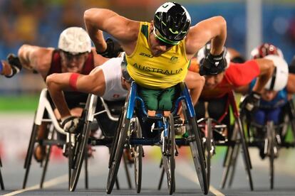 El australiano Kurt Fearnley (c) compite en la preliminar de los 1500 m.