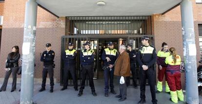 Agentes de policía ante las puertas del ambulatorio en febrero de 2011.