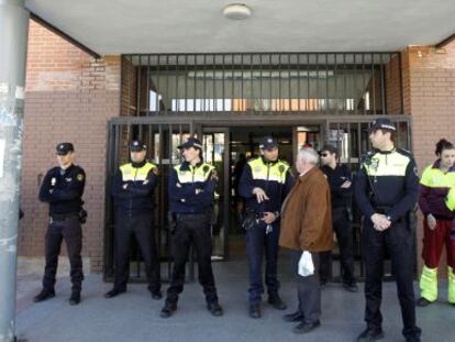 Agentes de policía ante las puertas del ambulatorio en febrero de 2011.