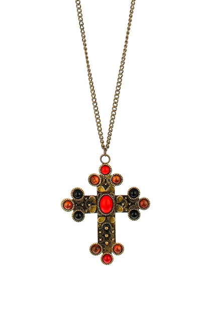 Colgante de cruz con aplicaciones de piedras en rojo y negro, de Topshop. Precio: 19 € aprox.