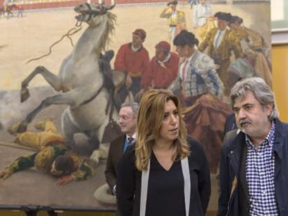 Susana Díaz y el jefe de intervención del Instituto Andaluz de Patrimonio Histórico, Lorenzo Pérez del Campo, este viernes en Sevilla.