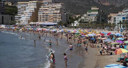 Turistas bañándose y tomando el sol en la playa de Oropesa