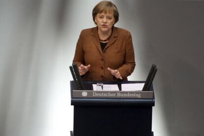 La canciller alemana, Angela Merkel, se dirige al Bundestag, la Cámara baja del Parlamento, ayer en Berlín.