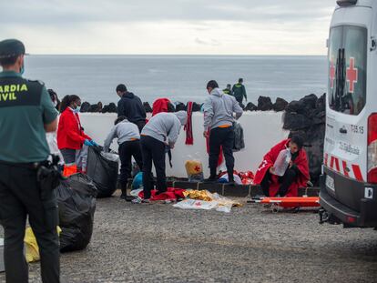 Los servicios de emergencias atienden a un grupo de migrantes llegado a Lanzarote, la pasada semana.