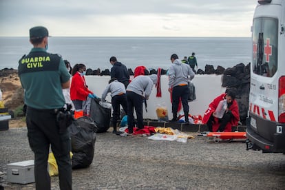 Los servicios de emergencias atienden a un grupo de migrantes llegado a Lanzarote, la pasada semana.