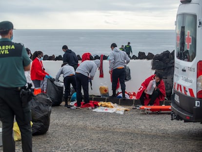 Los servicios de emergencias atienden a un grupo de migrantes llegado a Lanzarote, la pasada semana.