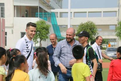 El presidente del club David Cruz y el jugador Rub&eacute;n Fonte en una de las escuelas. 