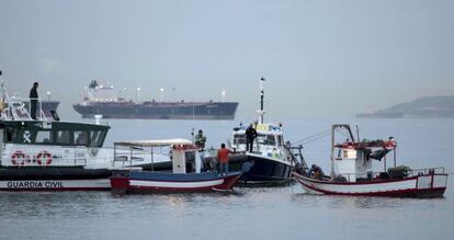 Patrulleras de la Guardia Civil y de la Polic&iacute;a de Gibraltar, junto a dos pesqueros de la L&iacute;nea en el momento del incidente de ayer.