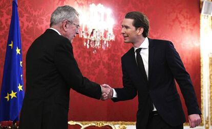 El presidente austriaco, Alexander van der Bellen (izquierda) recibe al líder conservador, Sebastian Kurz, el jueves en Viena.