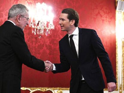 El presidente austriaco, Alexander van der Bellen (izquierda) recibe al líder conservador, Sebastian Kurz, el jueves en Viena.