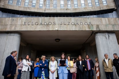 Paro de 10 minutos de jueces y fiscales frente a los juzgados de Santiago de Compostela, este miércoles.