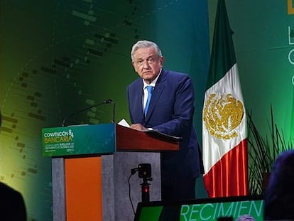 El presidente de México, Andrés Manuel López Obrador, se dirige a empresarios y banqueros durante la última convención bancaria, el pasado mes de marzo.