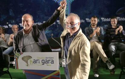 Xabier Olano, a la derecha, junto a Martin Garitano en el acto de este sábado en San Sebastián.