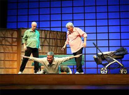 Los tres integrantes de Tricicle en una escena de <i>Garrick</i>, montaje que el jueves se presenta en el Poliorama de Barcelona.
