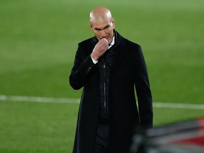 Zidane, en el banquillo de Valdebebas.