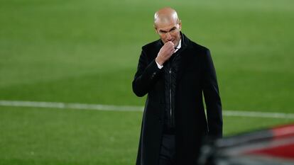 Zidane, en el banquillo de Valdebebas.