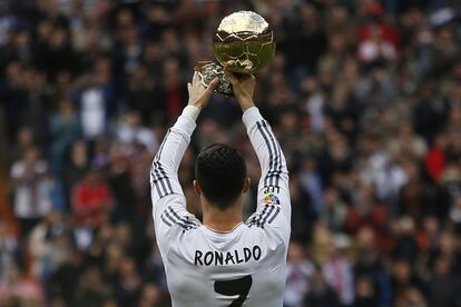 Cristiano Ronaldo exhibe su Balón de Oro antes del inicio del partido contra el Granada.