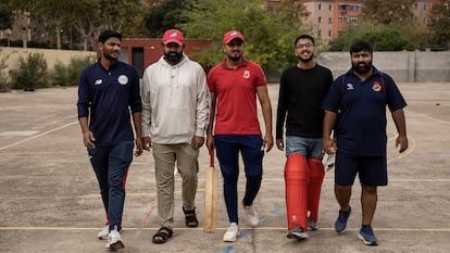 La selección nacional de críquet: de izquierda a derecha, Raja Adeel, Awais Yasin Ahmed, Hamza Saleem Dar, Malik Mati Ur Rehman y Babar Khan.
