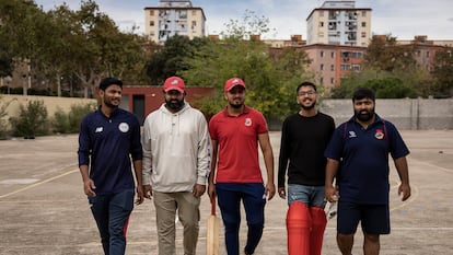 La selección nacional de críquet: de izquierda a derecha, Raja Adeel, Awais Yasin Ahmed, Hamza Saleem Dar, Malik Mati Ur Rehman y Babar Khan.