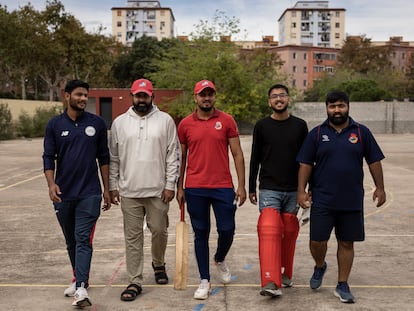 La selección nacional de críquet: de izquierda a derecha, Raja Adeel, Awais Yasin Ahmed, Hamza Saleem Dar, Malik Mati Ur Rehman y Babar Khan.