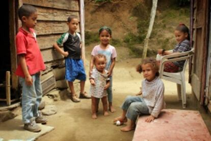 Niños en los exteriores de su casa en República Dominicana.