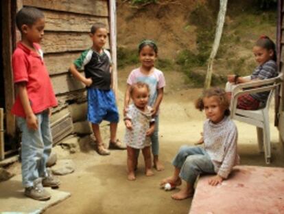 Niños en los exteriores de su casa en República Dominicana.