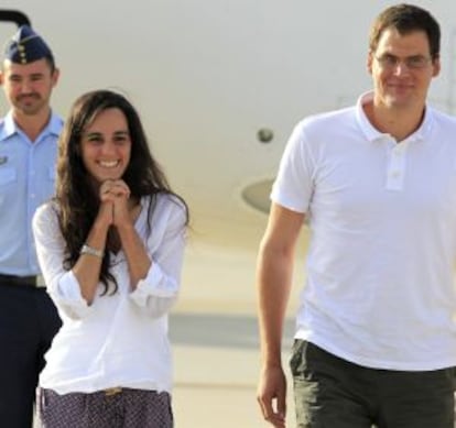 Los cooperantes Ainhoa Fernández y Enric Gonyalons a su llegada a Madrid tras ser liberados.