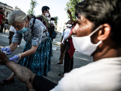 Lorena Fornasir, jubilada que limpia los pies a los emigrantes que llegan a Trieste tras cruzar los países del este de Europa.