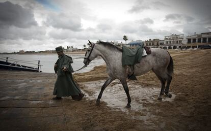 La hermandad rociera de Sanlúcar en el paso de Bajo de Guía en la localidad gaditana de Sanlúcar de Barrameda, dirección a Doñana.