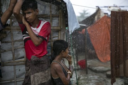 La agencia de la ONU ha señalado que el acuerdo alcanzado con los gobiernos de Bangladesh y Myanmar especifica que la repatriación de los refugiados "debe ser voluntaria, segura y digna". En la imagen, rohingyas se refugian de una tormenta en el campo de Nayapara en Cox's Bazar (Bangladés).