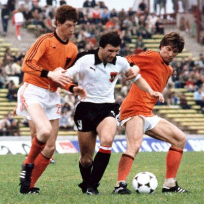 Brandts (a la izquierda) y Krol impiden el avance del austriaco Krankl, durante el encuentro entre Holanda y Austria del Mundial de 1978.